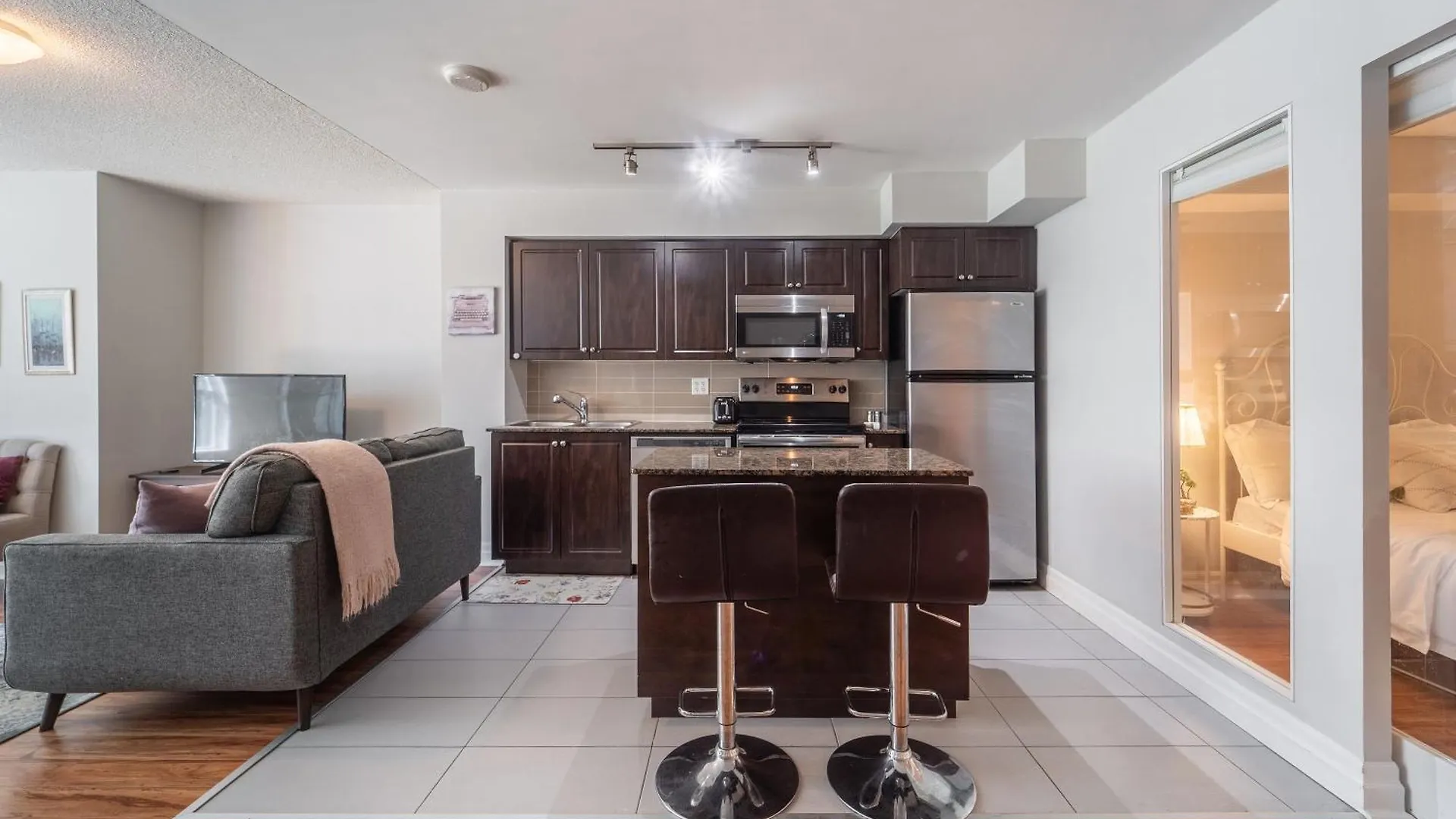 Apartment Spacious 2 Bedroom Plus Den, 2 Bath, Sleeps 5 With Balcony And Lakeview Downtown Toronto Condo