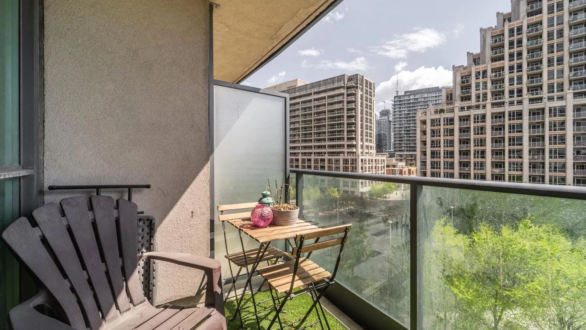 Spacious 2 Bedroom Plus Den, 2 Bath, Sleeps 5 With Balcony And Lakeview Downtown Toronto Condo Canada