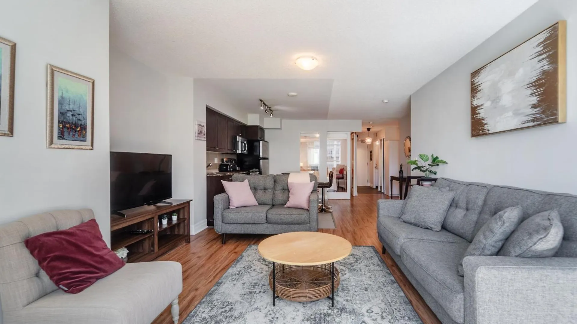 Spacious 2 Bedroom Plus Den, 2 Bath, Sleeps 5 With Balcony And Lakeview Downtown Toronto Condo 0*,