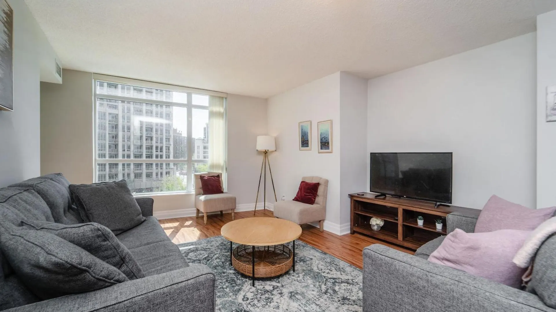 Spacious 2 Bedroom Plus Den, 2 Bath, Sleeps 5 With Balcony And Lakeview Downtown Toronto Condo Apartment
