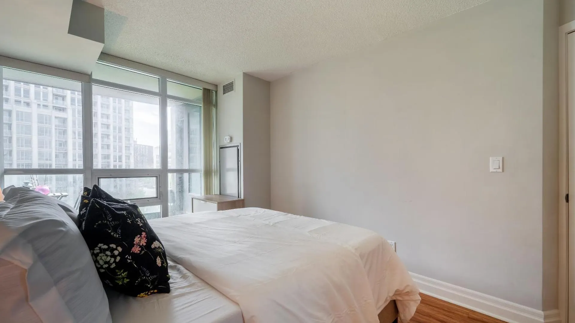 Apartment Spacious 2 Bedroom Plus Den, 2 Bath, Sleeps 5 With Balcony And Lakeview Downtown Toronto Condo Canada