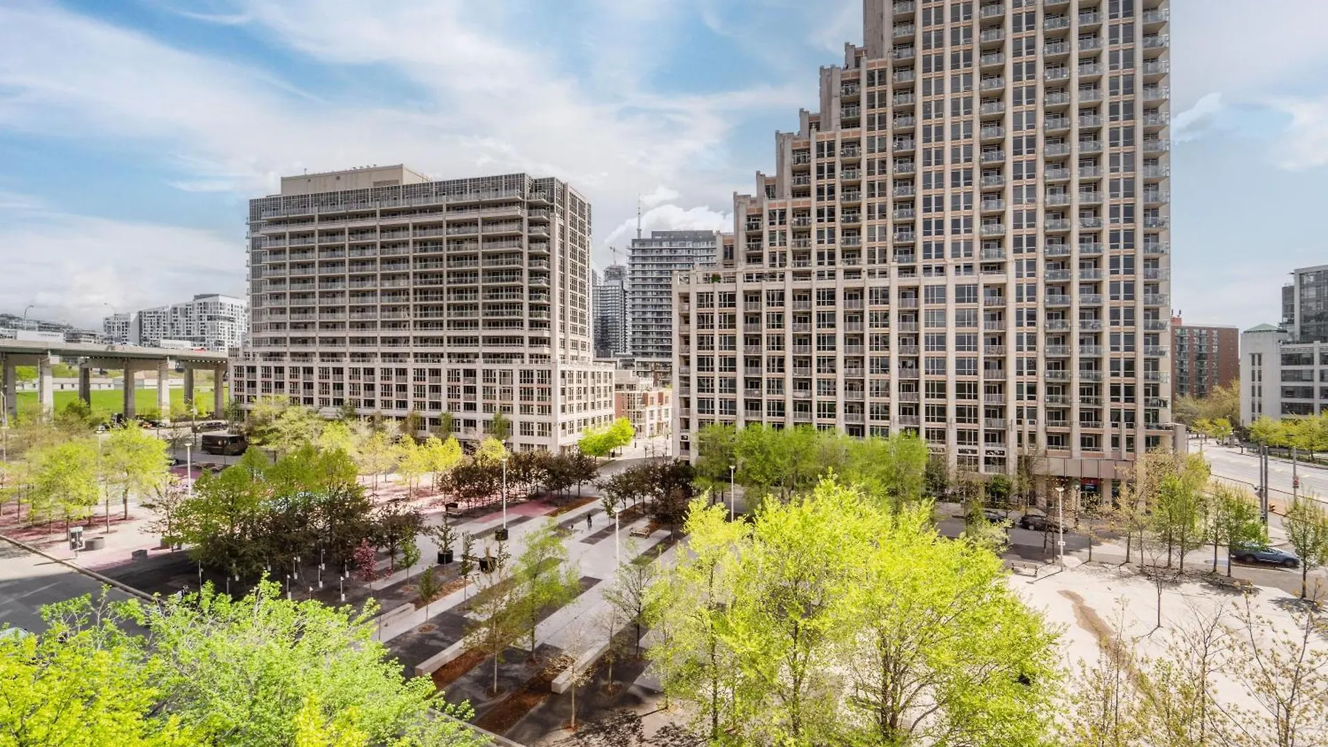 Spacious 2 Bedroom Plus Den, 2 Bath, Sleeps 5 With Balcony And Lakeview Downtown Toronto Condo