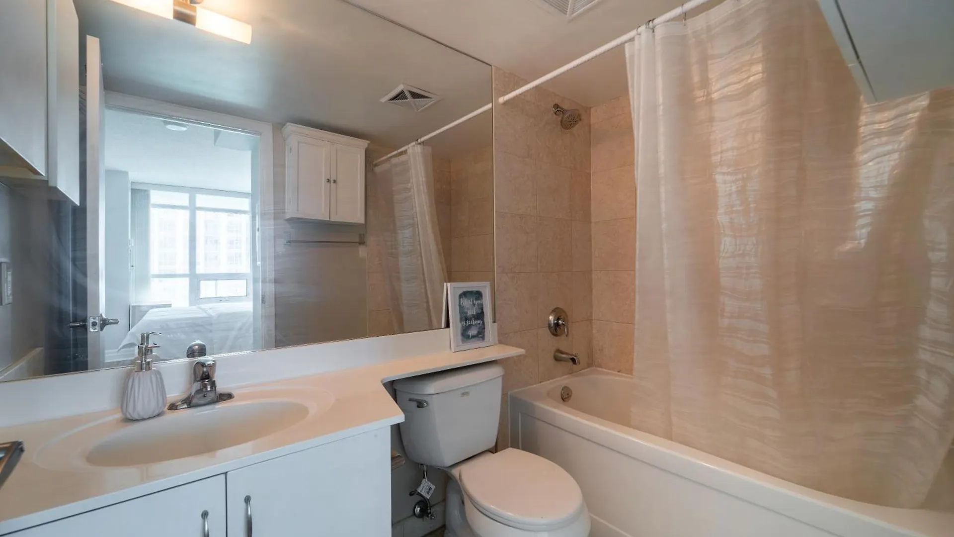 Spacious 2 Bedroom Plus Den, 2 Bath, Sleeps 5 With Balcony And Lakeview Downtown Toronto Condo