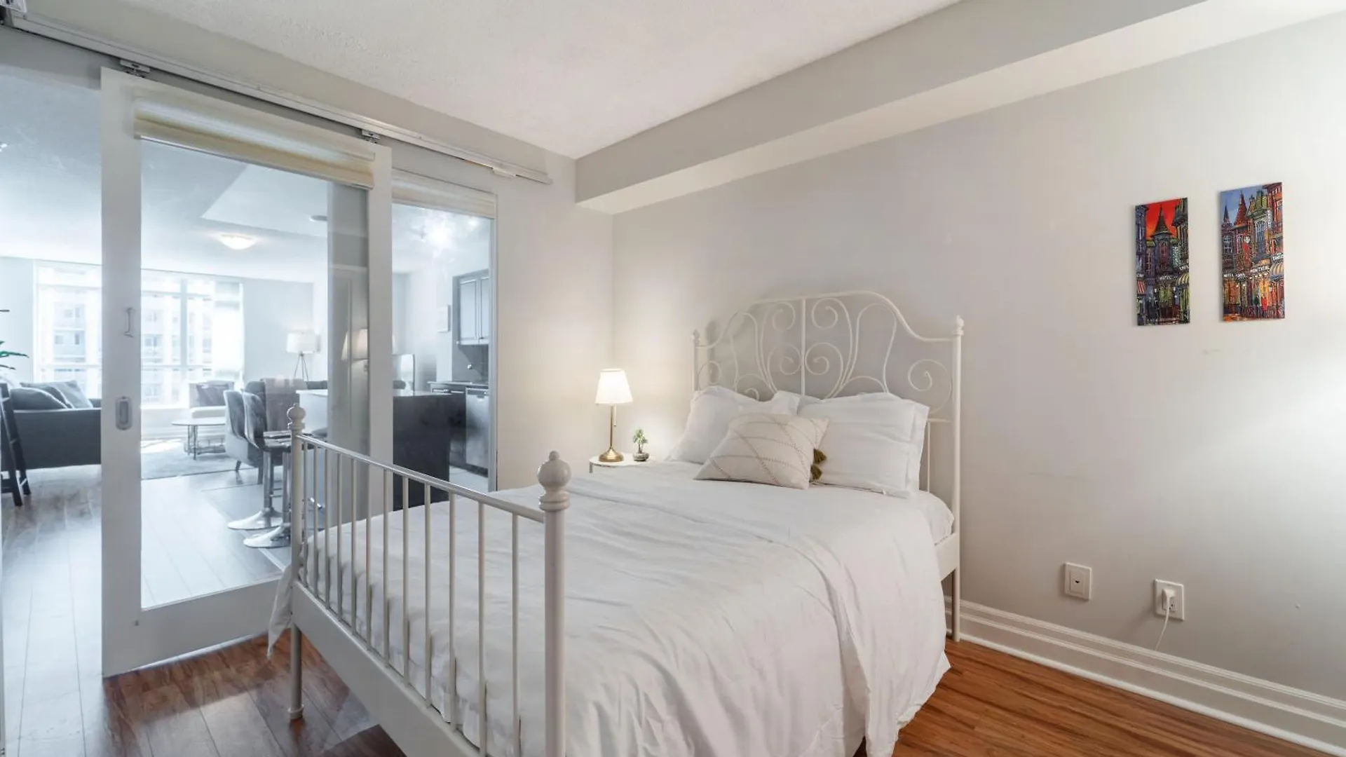 Spacious 2 Bedroom Plus Den, 2 Bath, Sleeps 5 With Balcony And Lakeview Downtown Toronto Condo Apartment