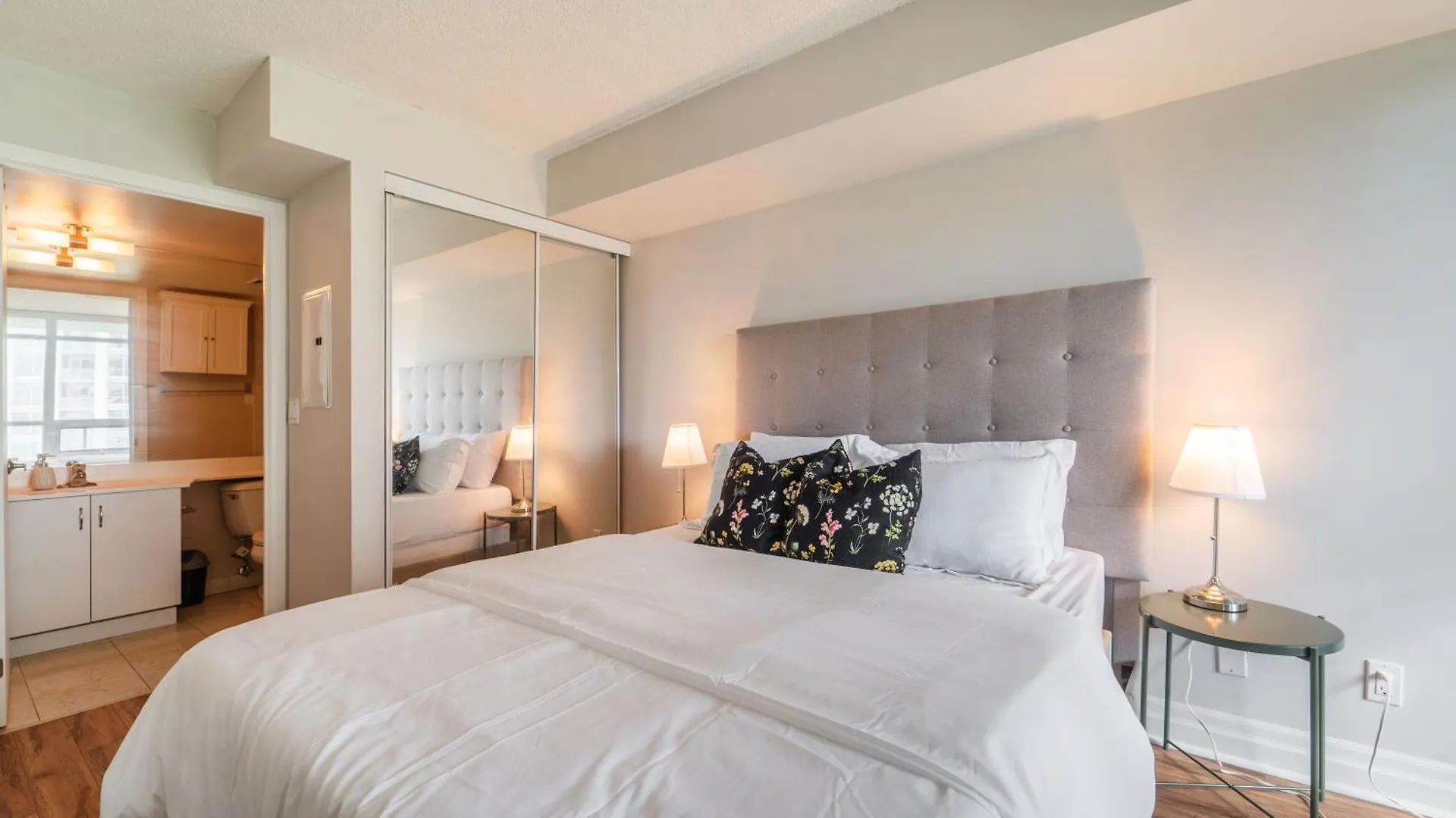 Apartment Spacious 2 Bedroom Plus Den, 2 Bath, Sleeps 5 With Balcony And Lakeview Downtown Toronto Condo