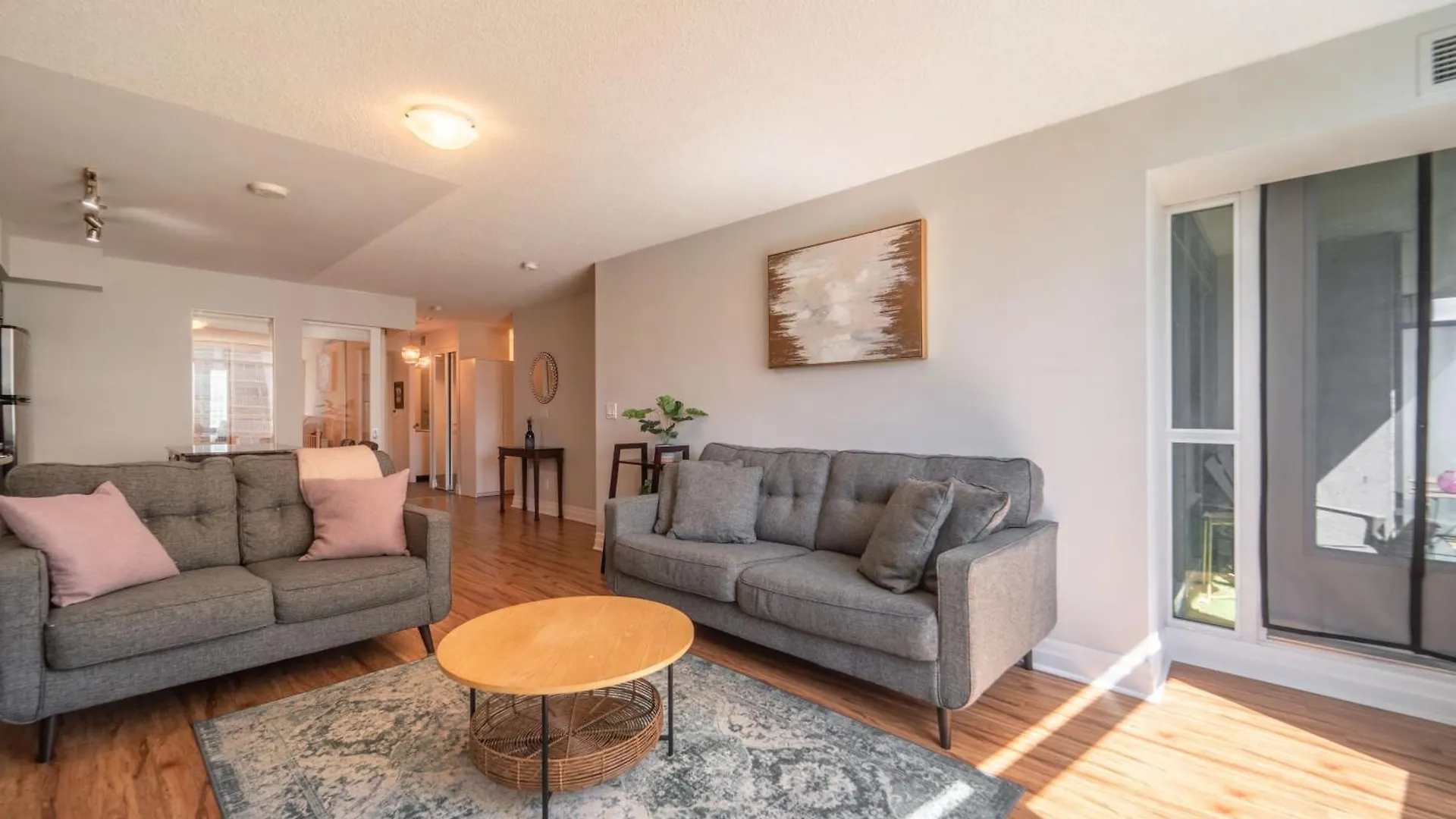 Spacious 2 Bedroom Plus Den, 2 Bath, Sleeps 5 With Balcony And Lakeview Downtown Toronto Condo 0*,