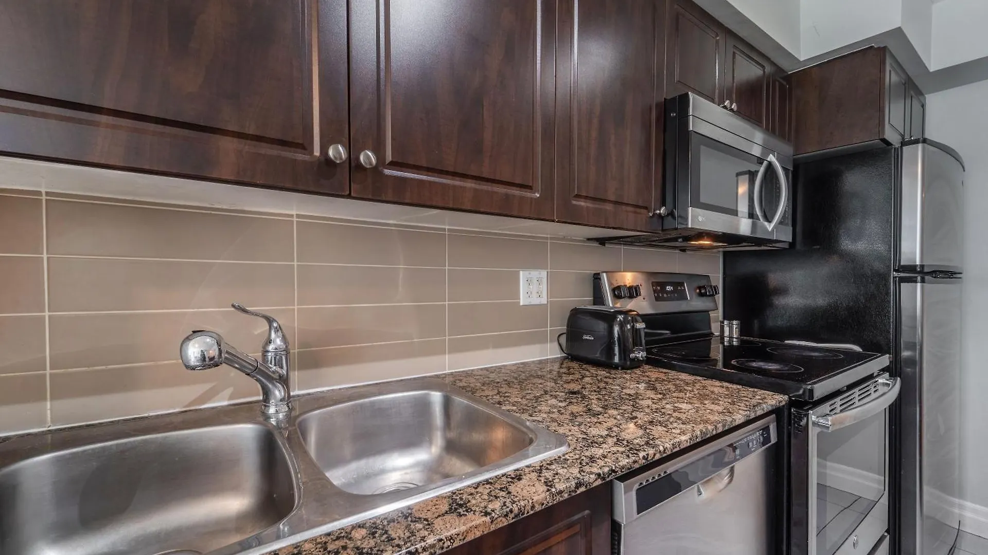 Apartment Spacious 2 Bedroom Plus Den, 2 Bath, Sleeps 5 With Balcony And Lakeview Downtown Toronto Condo
