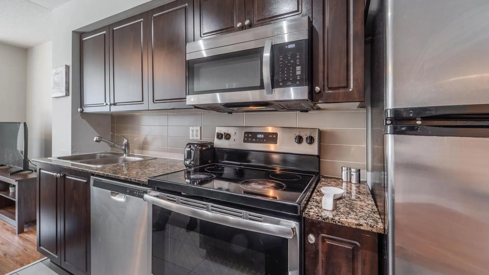 Spacious 2 Bedroom Plus Den, 2 Bath, Sleeps 5 With Balcony And Lakeview Downtown Toronto Condo Apartment
