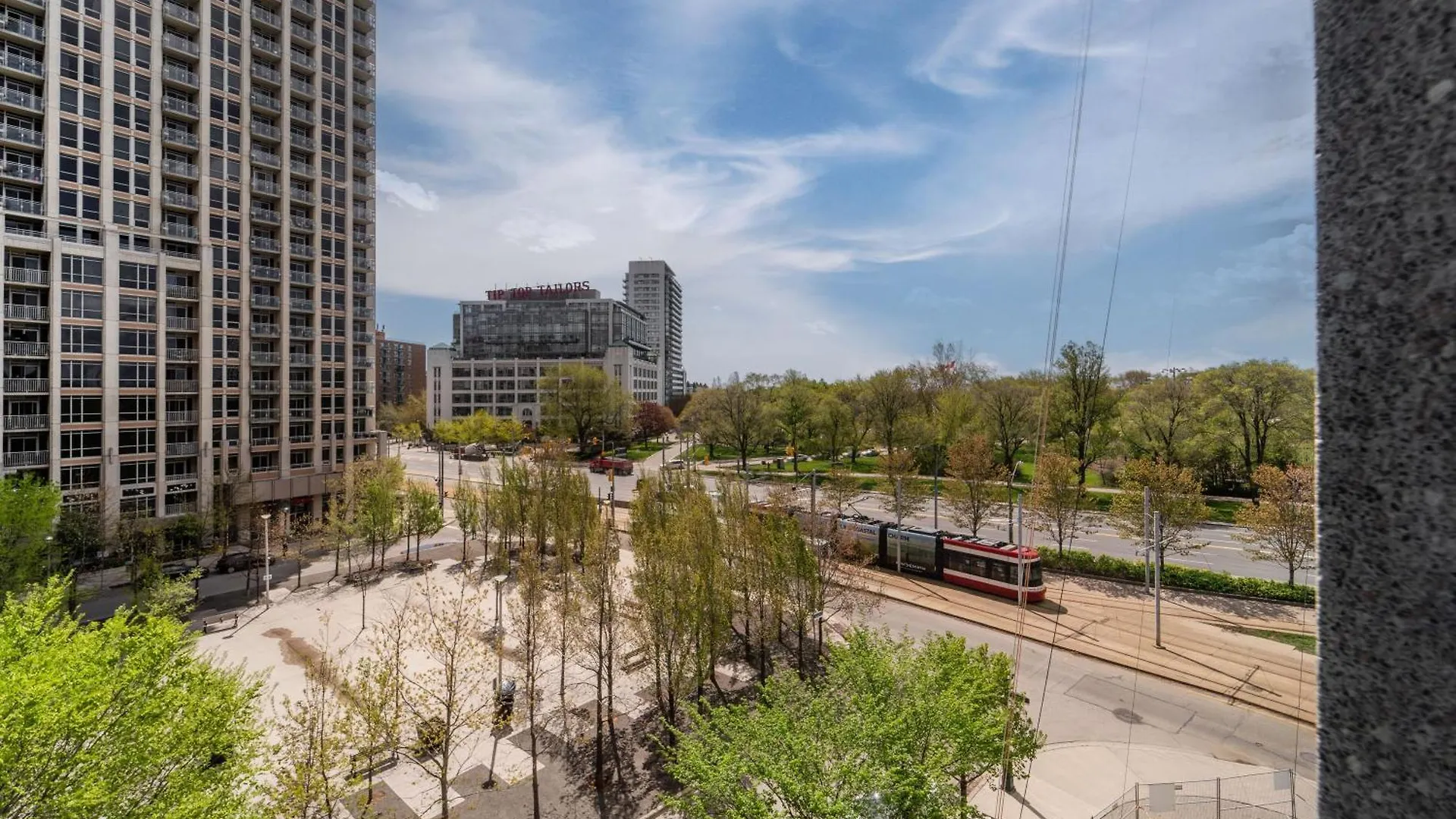 Spacious 2 Bedroom Plus Den, 2 Bath, Sleeps 5 With Balcony And Lakeview Downtown Toronto Condo