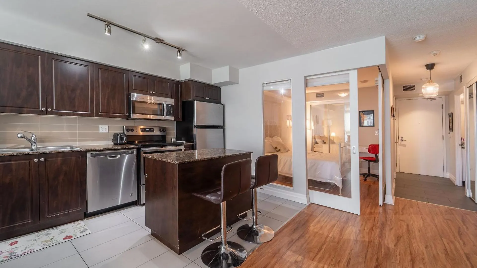 Apartment Spacious 2 Bedroom Plus Den, 2 Bath, Sleeps 5 With Balcony And Lakeview Downtown Toronto Condo