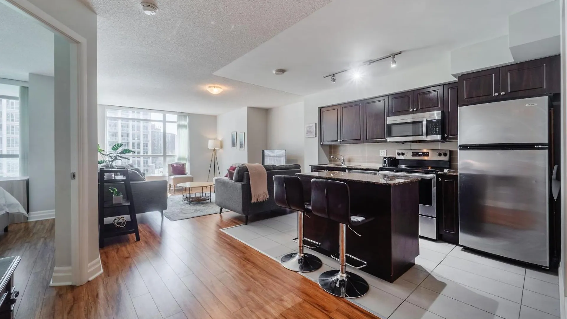 Spacious 2 Bedroom Plus Den, 2 Bath, Sleeps 5 With Balcony And Lakeview Downtown Toronto Condo 0*,