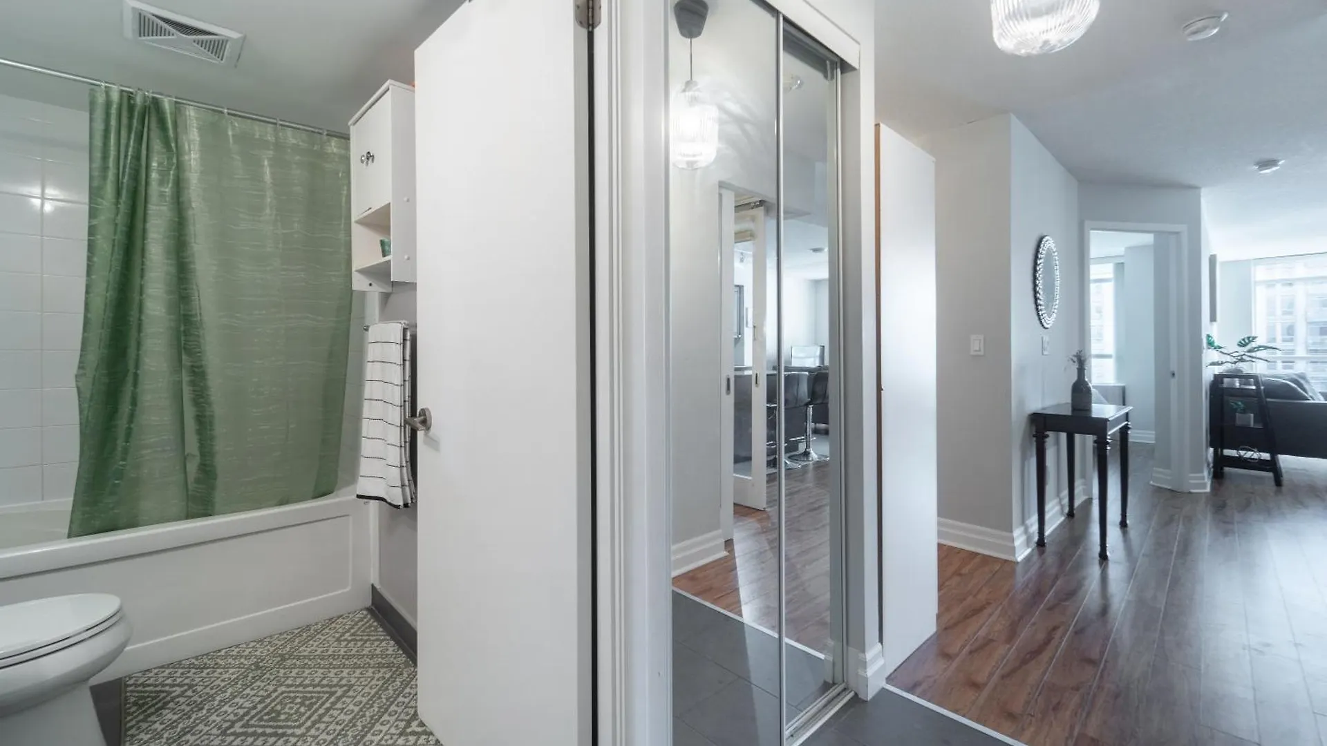 Spacious 2 Bedroom Plus Den, 2 Bath, Sleeps 5 With Balcony And Lakeview Downtown Toronto Condo Canada