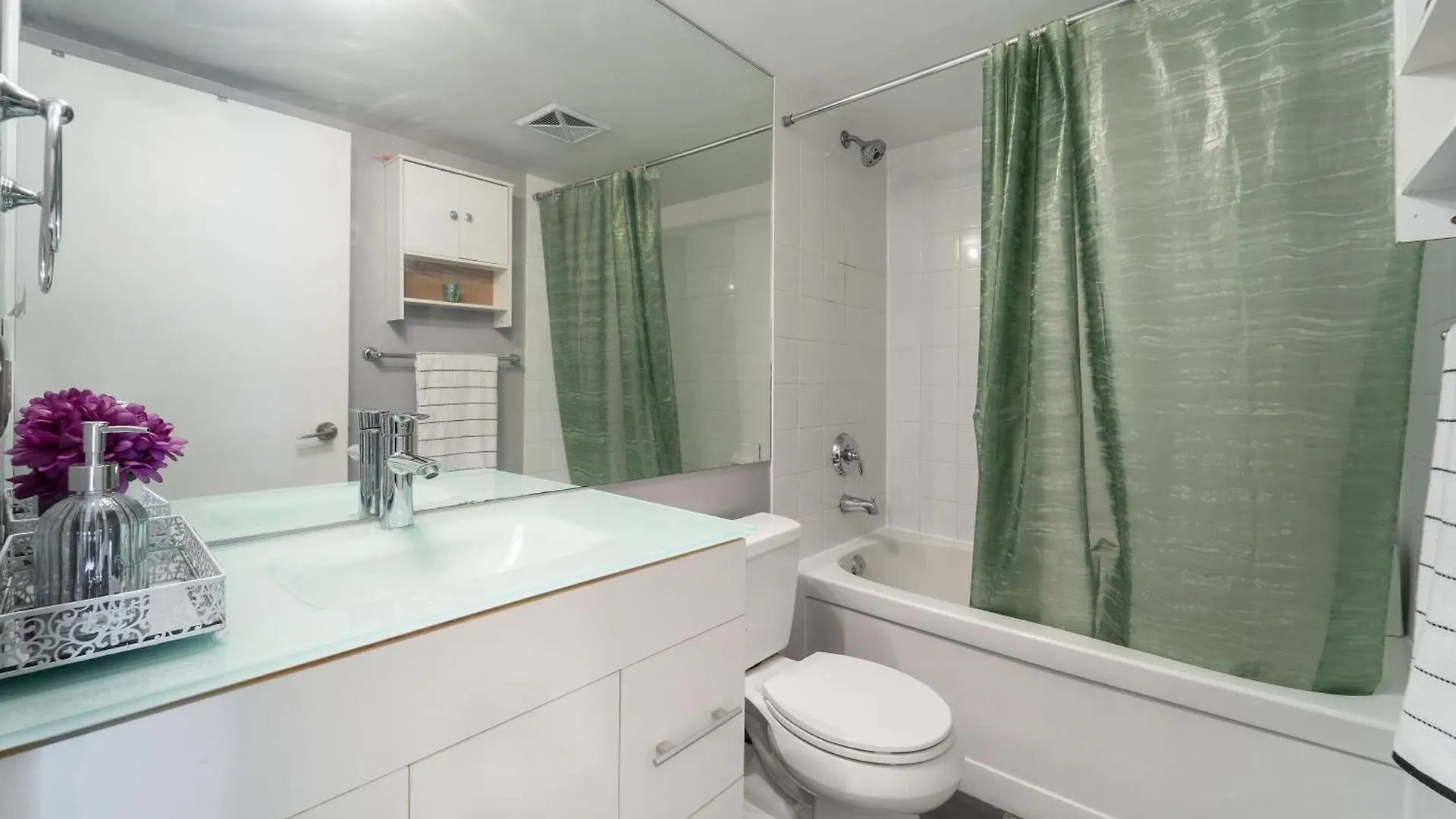 Apartment Spacious 2 Bedroom Plus Den, 2 Bath, Sleeps 5 With Balcony And Lakeview Downtown Toronto Condo