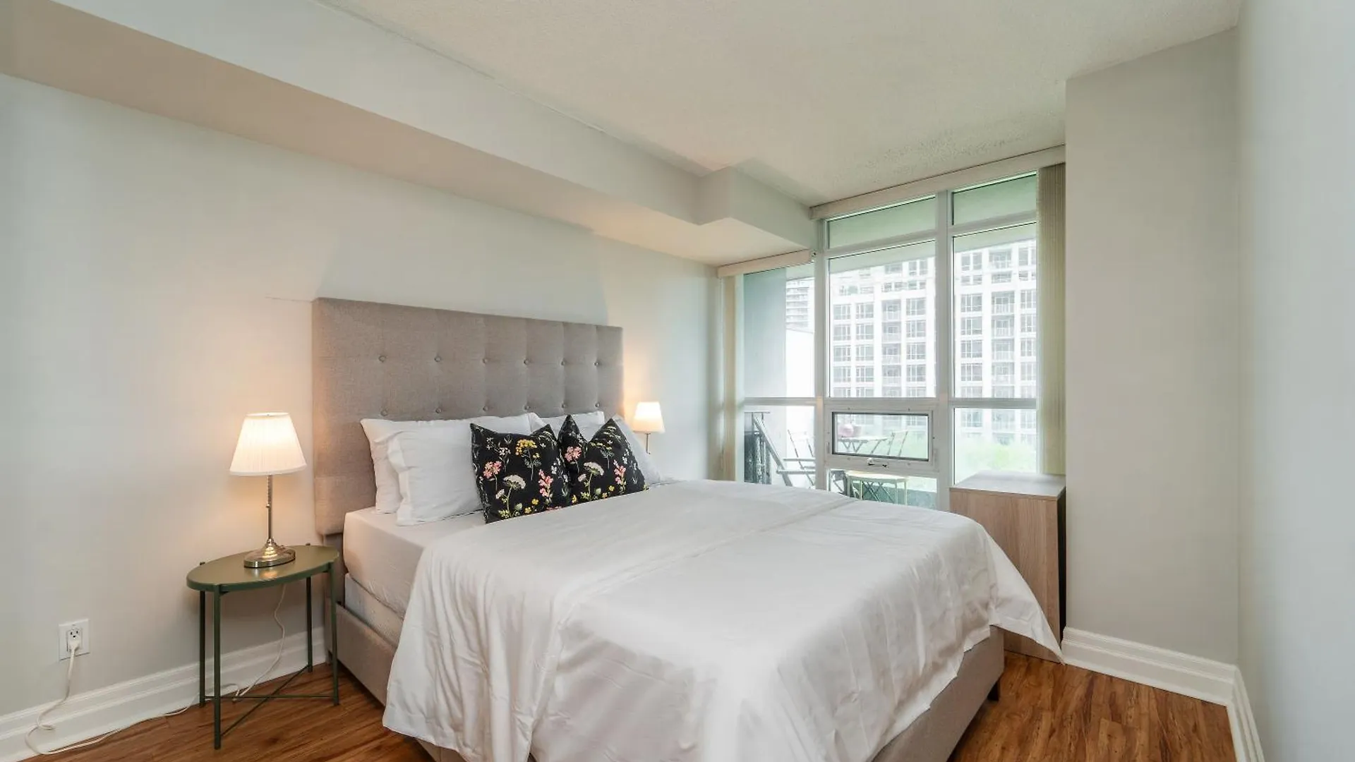 Spacious 2 Bedroom Plus Den, 2 Bath, Sleeps 5 With Balcony And Lakeview Downtown Toronto Condo