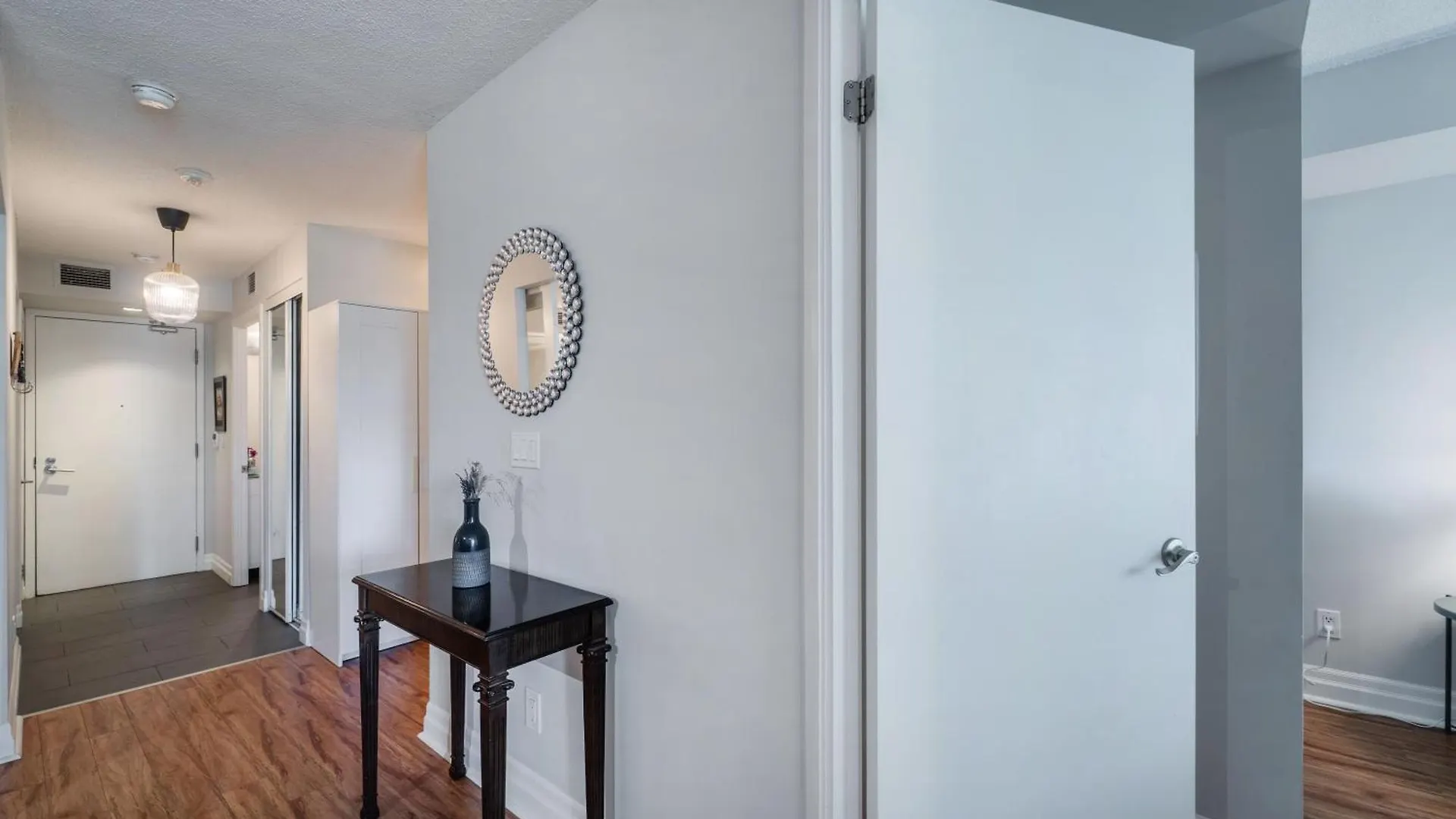 Spacious 2 Bedroom Plus Den, 2 Bath, Sleeps 5 With Balcony And Lakeview Downtown Toronto Condo