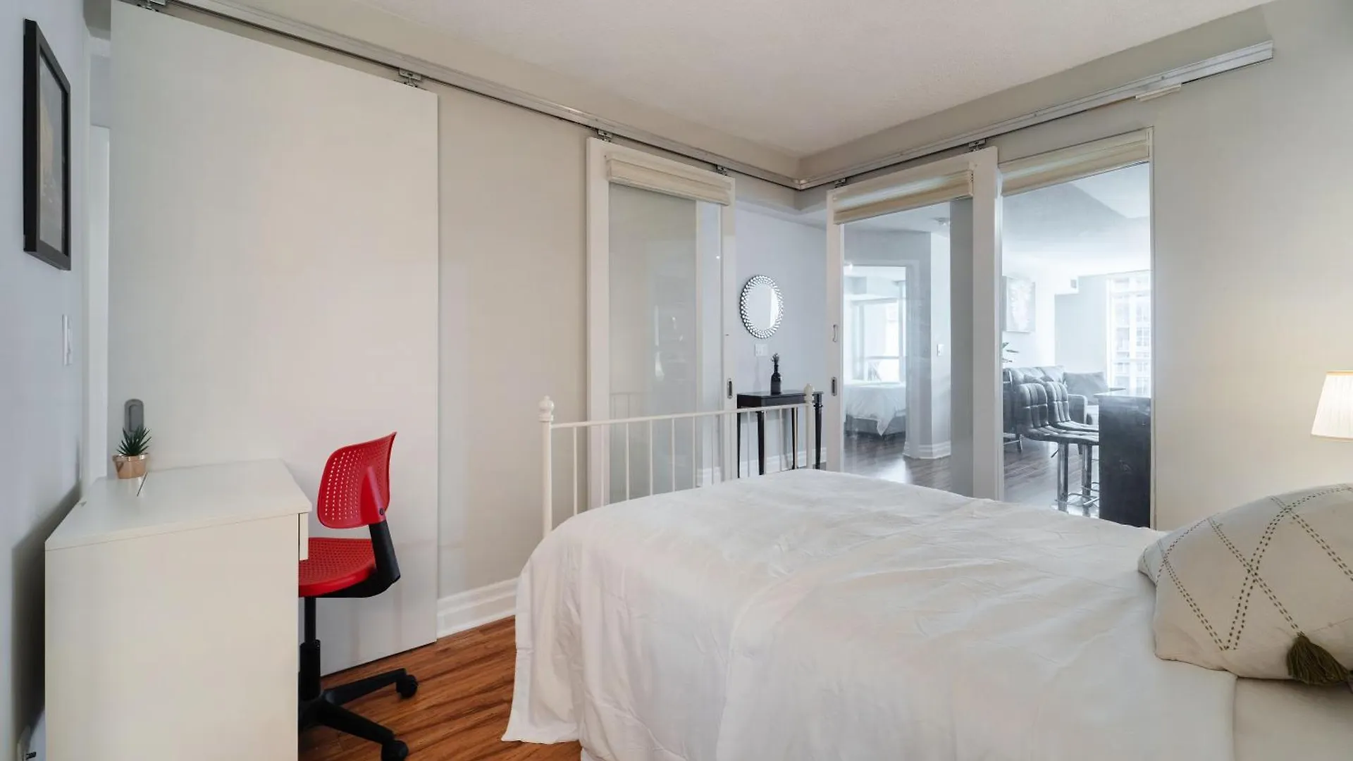 Spacious 2 Bedroom Plus Den, 2 Bath, Sleeps 5 With Balcony And Lakeview Downtown Toronto Condo Canada
