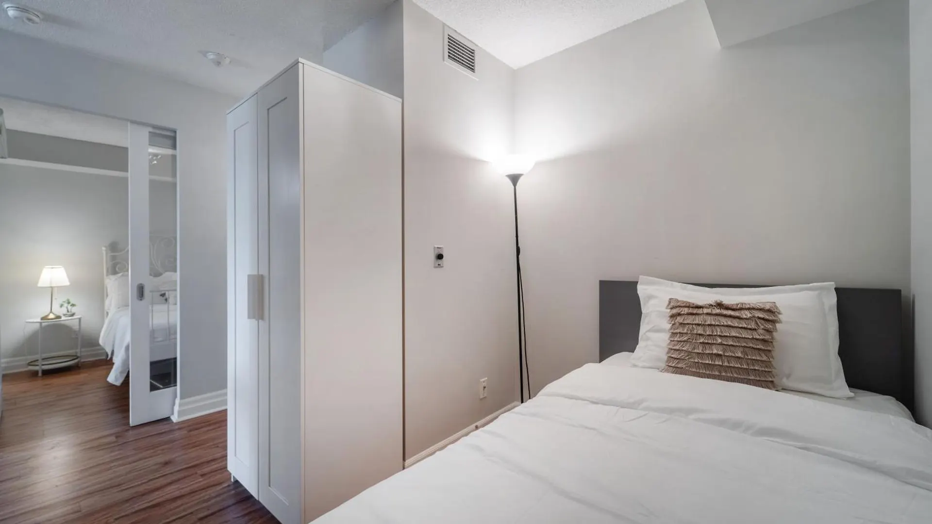 Apartment Spacious 2 Bedroom Plus Den, 2 Bath, Sleeps 5 With Balcony And Lakeview Downtown Toronto Condo