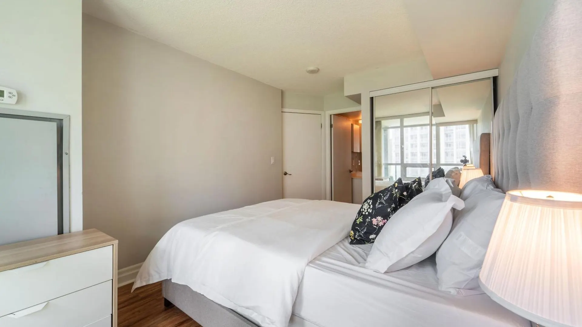 Spacious 2 Bedroom Plus Den, 2 Bath, Sleeps 5 With Balcony And Lakeview Downtown Toronto Condo