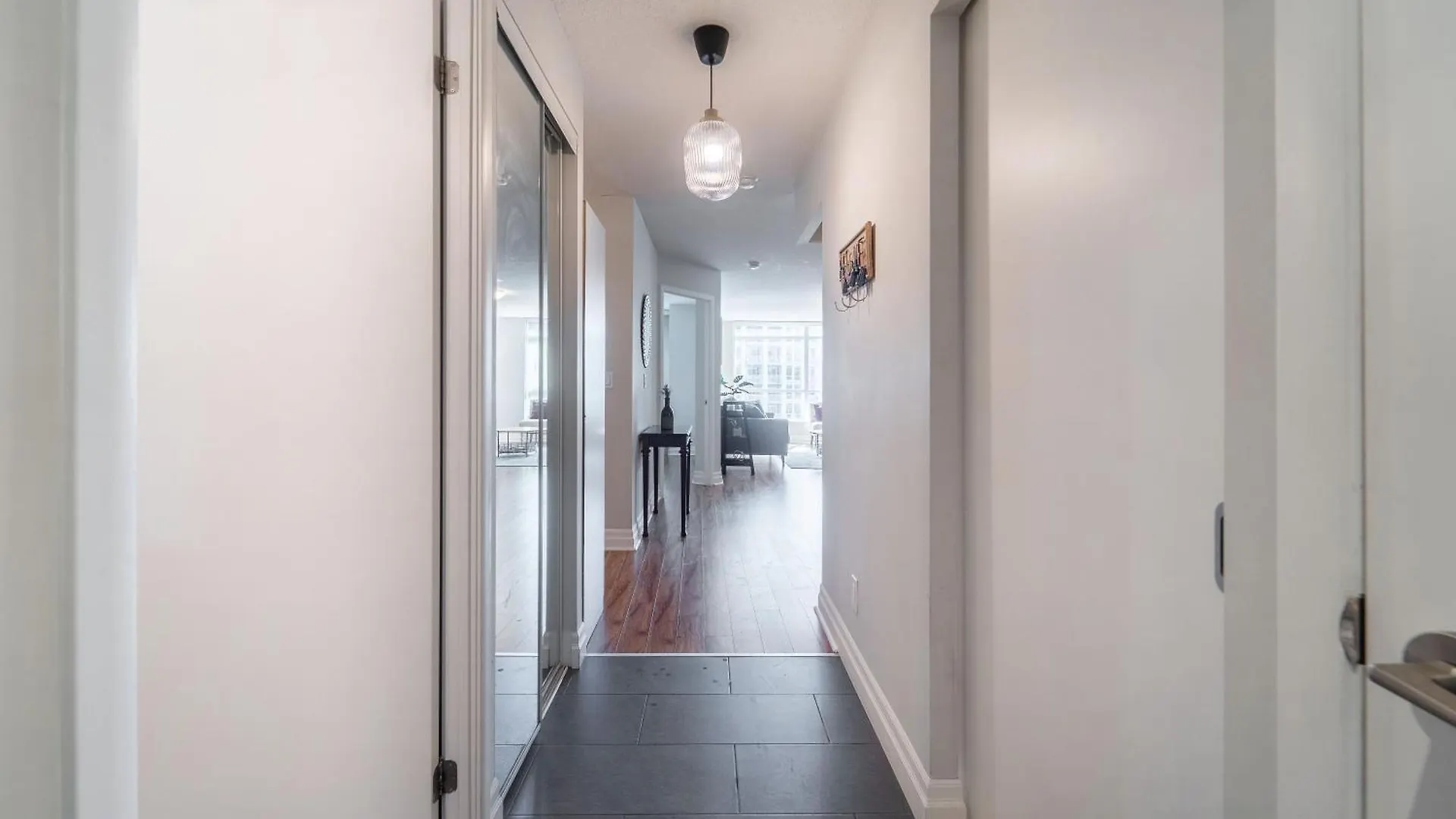 Apartment Spacious 2 Bedroom Plus Den, 2 Bath, Sleeps 5 With Balcony And Lakeview Downtown Toronto Condo Canada