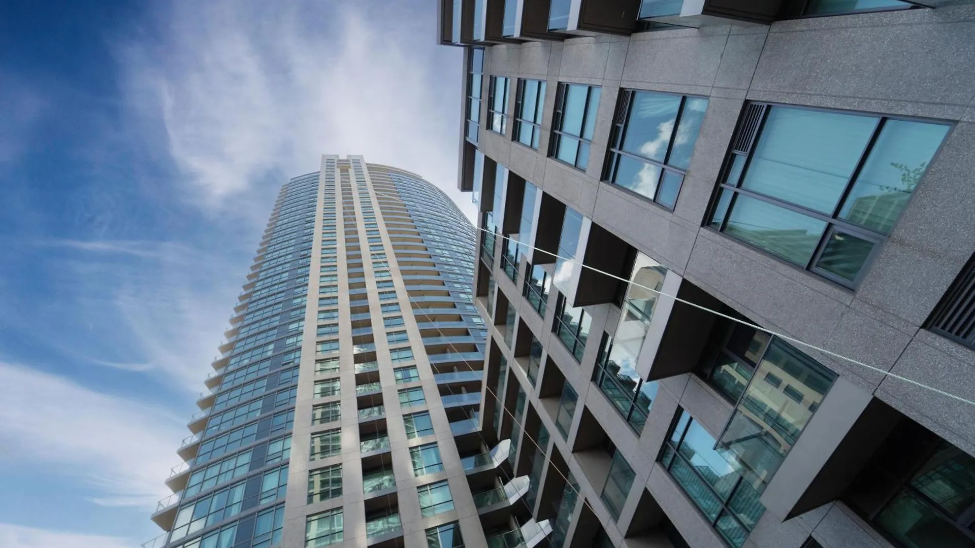 Spacious 2 Bedroom Plus Den, 2 Bath, Sleeps 5 With Balcony And Lakeview Downtown Toronto Condo Apartment