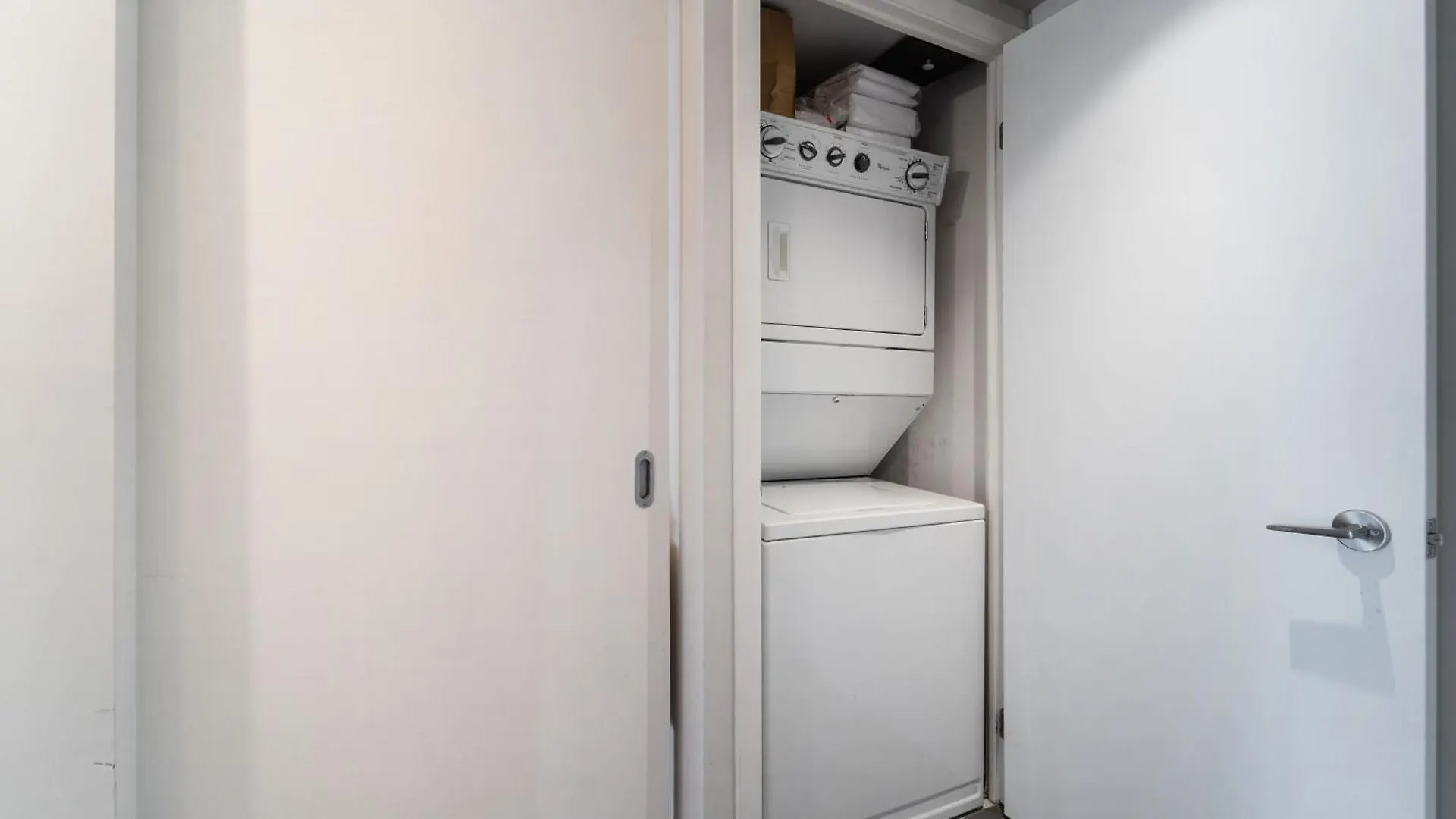 Spacious 2 Bedroom Plus Den, 2 Bath, Sleeps 5 With Balcony And Lakeview Downtown Toronto Condo Apartment