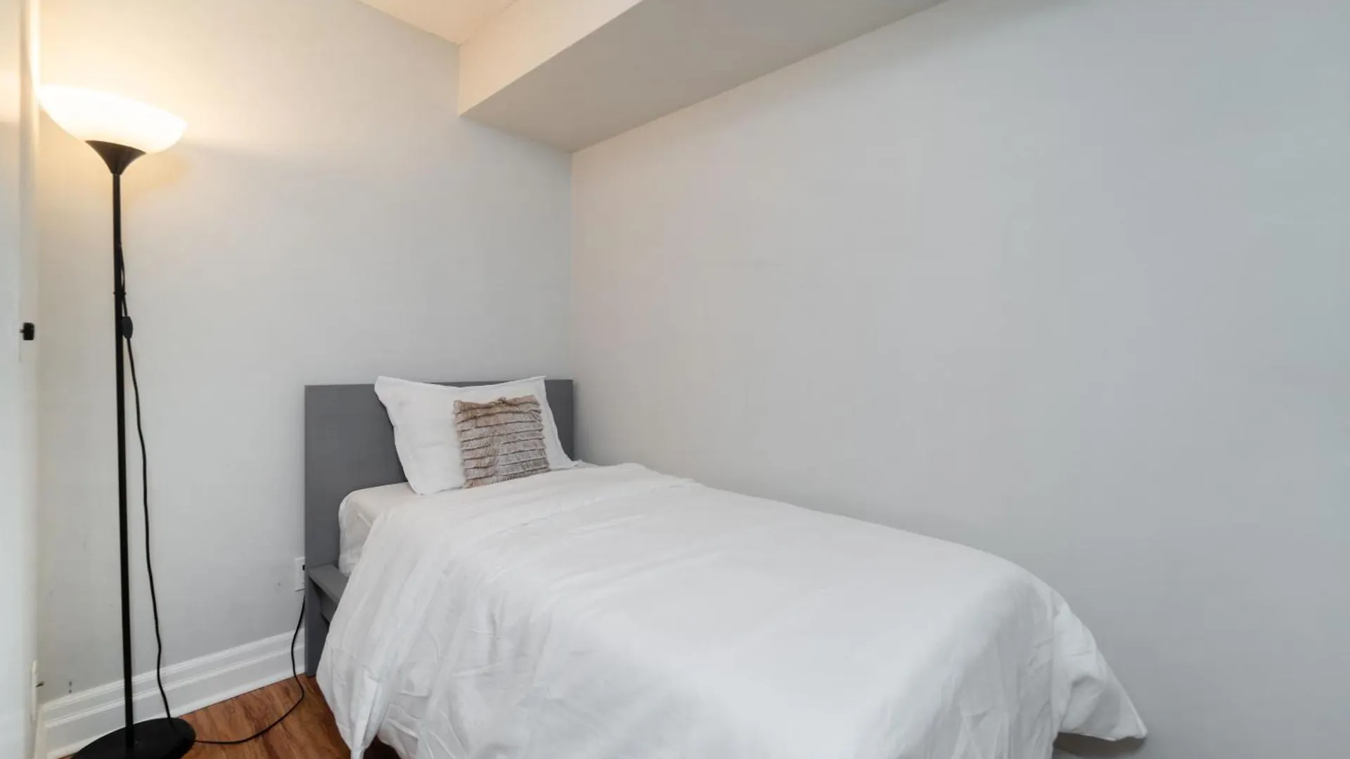 Spacious 2 Bedroom Plus Den, 2 Bath, Sleeps 5 With Balcony And Lakeview Downtown Toronto Condo Καναδάς